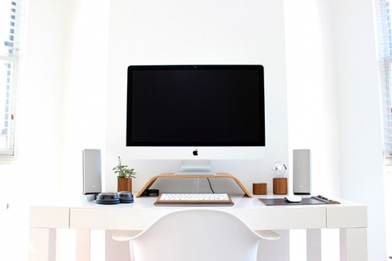 از طرف دیگر ، ما با نفرت صالح از مردانی که بسیار فریب خورده اند ، نکوهش می کنیم.